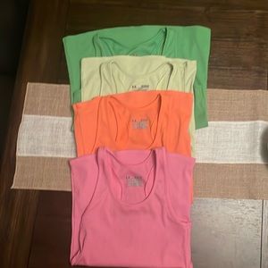 Under Armour tanks, bundle of 4